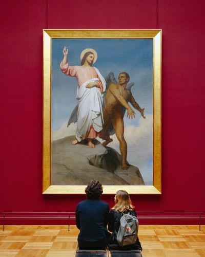 坐在波提切利基督绘画诱惑前的男人和女人